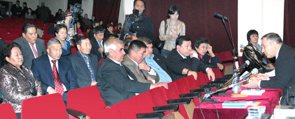  Генерал Квашнин приказал всем смотреть в глаза. Подчинились не все. 17 ноября 2006 года. Фото Виталия Шайфулина.