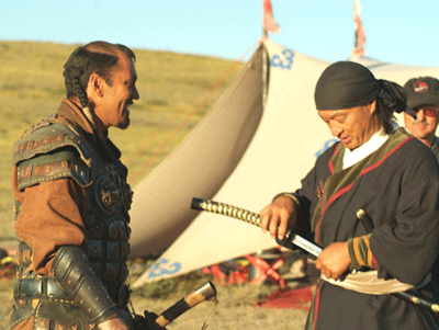 Японский самурай КэрриТагава(справа) и кочевник-монгол Оргил Махаан.. Август 2006 года. Местечко Шоол.