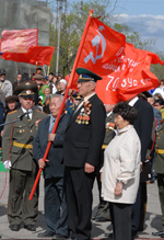 Знамя Победы – точная копия водруженного над Рейхстагом – в Кызыле. Площадь Арата. 9 мая 2007 года.