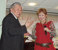 Чимит-Доржу Ондар поздравляет Саинхо Намчылак. 13;10;19 апреля 2007 года. Москва.