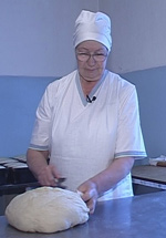 Геральда Сергеевна Сухова в своей пекарне.