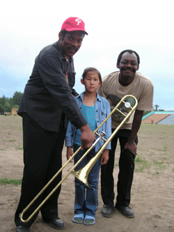 Музыканты «Сан Ра» и их юная поклонница. «Устуу-Хурээ-2004».
