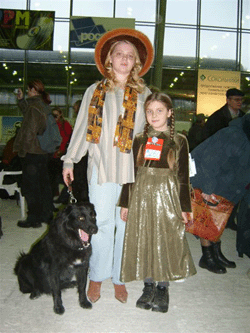 Елена Фадеева с дочерью и тувинской овчаркой Майнак на одной из выставок осенью 2004 года. 