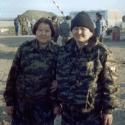 Слева направо: Людмила Майынды, Елена Кокей на территории базы отряда. Чечня, 2004 год.