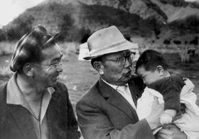 Кыргыс Шулуу и Салчак Тока во время поездки в Ценгельский аймак Монголии, к этническим тувинцам, 1965 год. Фото из семейного архива.