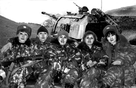 Слева направо: Ирина Донгак, Белекмаа Куулар, Лада Оюн, Ольга Сердюкова, Мая Салчак в помещении тувинского блок-поста №30, Чечня, 2003 год.