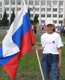 Замечательно смотрится с флагом России Чимис Кудер, ученик школы №1. Фото Нади Антуфьевой-младшей