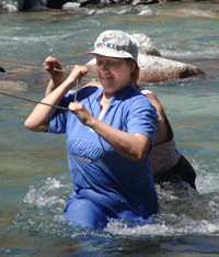 Лариса Александровна Кром преодолевает бурную горную реку. 1 июля 2005 года.