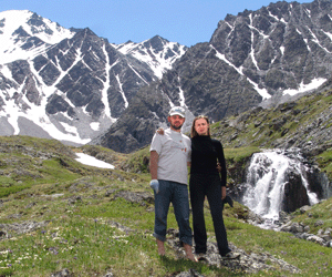 Брат и сестра – Анна Кром и Алексей Зотов на месте гибели отца. 2 июля 2005 года.