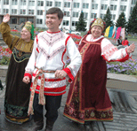 Первый парень на деревне! Геннадий Мельников со своей супругой и своей подругой.