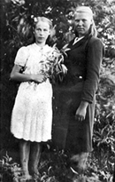 Я (справа) в своем единственном платье, которое купила после войны. Мне 16 лет. 1947 год.