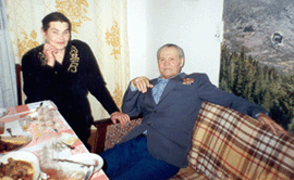 Иван Борисович с супругой Марией Семеновной в своей квартире в Хову-Аксы.