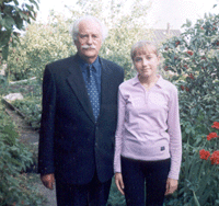 Анатолий Петрович Ковалев с внучкой Машей. 1 сентября 2004 года.