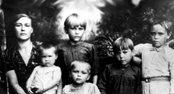 Анна Ивановна Марякина, моя мама, с нами, пятью дочерями. На руках у нее – годовалая Люба, рядом –Надя, Лиза, Люда. Я стою во втором ряду. Последний мирный снимок. 1941 год. 