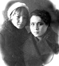 Раиса (в берете) с сестрой Зоей. 1941 год.