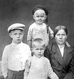 Мама, Анна Федотовна Юровских, с детьми – Виктором (он в кепке), Ирой (в матросской шапочке) и Ираидой. Вот с такой «командой» и мною, четвертой, она осталась. И всех сохранила. 1941 год.