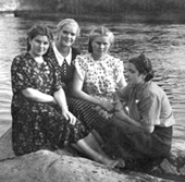 Выпускницы. Роза с подругами на Енисее. Село Сарыг-Сеп. 1954 год.