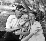 Молодые супруги Матюшовы с сыном Сашей в городском парке, весна 1948 года.