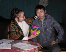 Стас Ооржак со своей второй мамой Айланой Чадамба. Февраль 2005 года.