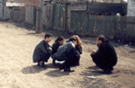 Идет журналистское расследование. Михаил Афанасьев беседует с наркоторговцами. г.Черногорск. 2001 год.
