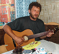 Антон Кром тоже любит гитару, как и отец. Кызыл. 28 июня 2005 года.