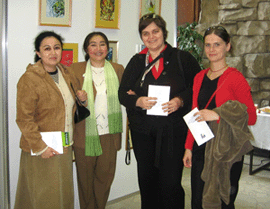 Саида Сичек (вторая слева) со своими польскими поклонницами. Варшава. 2005 год.