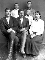 Семья Матюшовых в 1942 году. Последнее фото с отцом. Сидят (слева направо): Анатолий Матюшов (старший сын), Александр Данилович и Татьяна Павловна Матюшовы.
