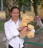 Долаана Дамба, «золотая» выпускница школы №1, со своим лохматым талисманом – подарком мэра Кызыла.