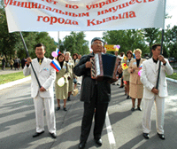 Шествие, посвященное 90-летию Кызыла. Здесь коллектив комитета по управлению муниципальным имуществом еще под чутким руководством Хеймер-оола Куулара (он – за баянистом). 11 сентября 2004 года.