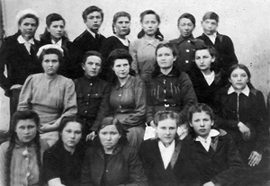 Наш класс. Дьяковская средняя школа Саратовской области. Я – первая справа во втором ряду. 1947 год.