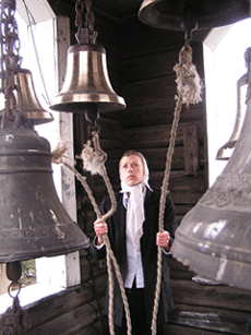 Новые колокола. На колокольне церкви – Лена Богданова. Фото Нади Антуфьевой