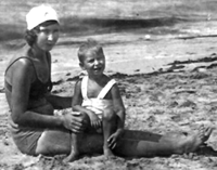 Боря Подгорный с мамой. Евпатория, 1939 год.