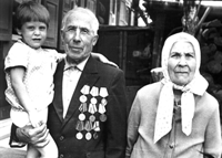 Родители Всеволода Петровича – Петр Матвеевич и Надежда Алексеевна Филипповы с правнуком Денисом. 1982 год. 