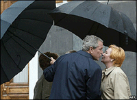 Джордж Буш и Людмила Путина: поцелуй дружбы.