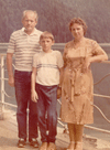 С женой и младшим сыном Александром на отдыхе. Озеро Рица. 1985 год.