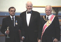 Николай Дубровский, генеральный директор Европейской Бизнес-ассамблеи Джон Неттин и мэр Оксфорда лорд Брайан Кин во время церемонии награждения. Зал церемоний мэрии г. Оксфорда (Великобритания). 18 апреля 2005 года.