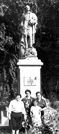 Мясной бор. Солдатские захоронения. У памятника павшим – дочери погибших под Новгородом солдат. Роза Николаевна (слева) и Антонина Артемьева (справа) с младшей сестрой и внучкой. Июнь 1991 года.